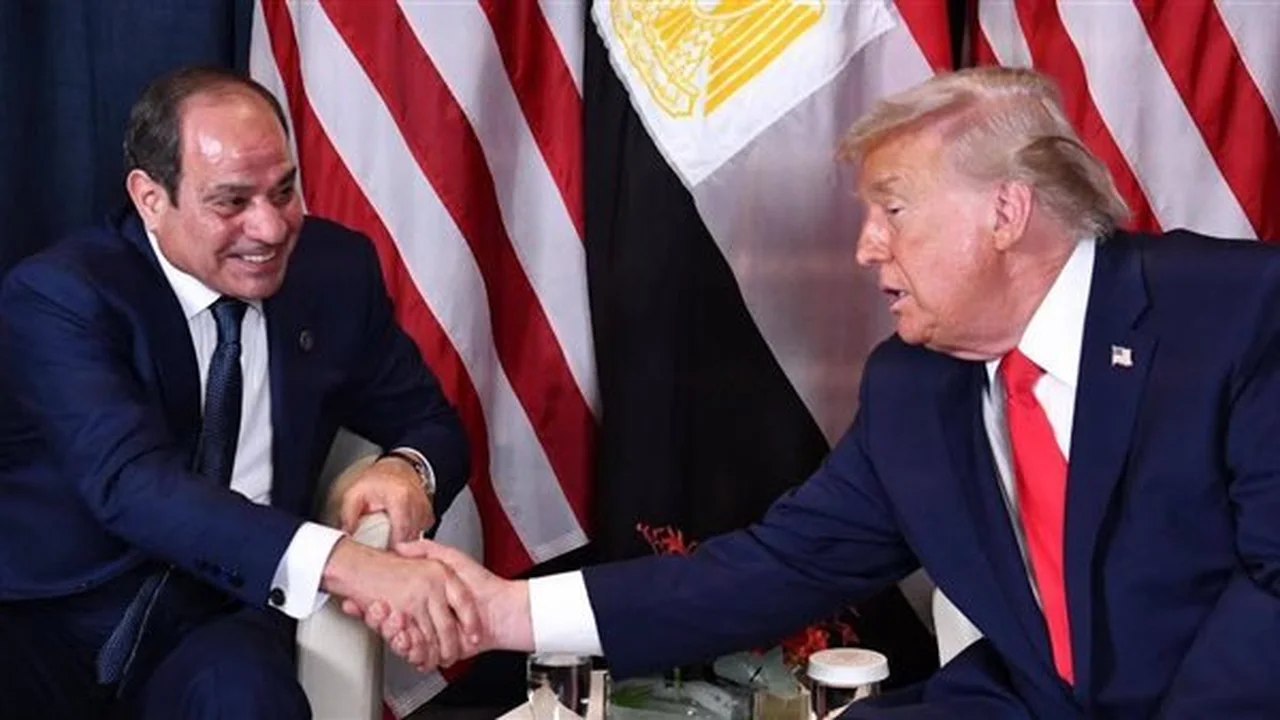 لقطة عفوية.. ترامب يمازح السيسي خلال فعاليات منتدى دافوس الاقتصادي بسويسرا